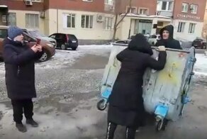 «Ничего сами в жизни не добились, хоть здесь что-нибудь оттяпают»: в Тюмени жильцы дома и управляющая компания устроили драку из-за мусорных баков