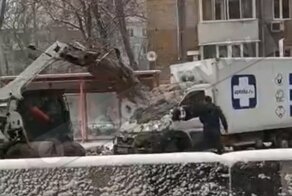 В Ростове тракторист вывалил два ковша грязного снега на припаркованную «Газель»