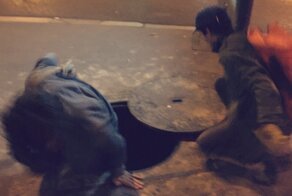 Туристы спустились через люк в заброшенные катакомбы Парижа