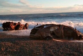 В Сочи шторм выбросил на берег два покорёженных автомобиля