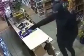 «Уходи отсюда, скотина!»: в Подмосковье продавщица отбилась от грабителя с помощью швабры и ругательств