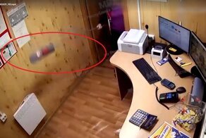В Башкирии сотрудница АЗС отбилась шваброй от вооруженного грабителя