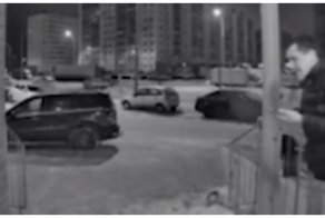 Парень устроил истерику у подъезда возлюбленной в 3 часа ночи