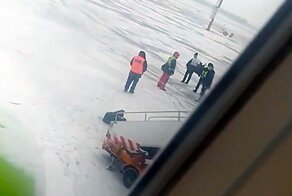 В аэропорту "Домодедово" пассажир устроил "стриптиз" на взлетной полосе