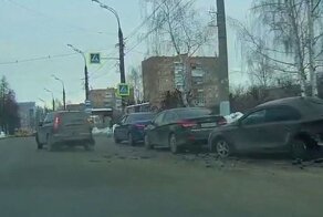 Ижевский водитель "сделал" всех со светофора и устроил ДТП