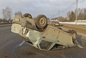 Авария дня. Спорткар «Логан» выходит на автостраду