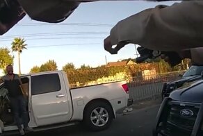 В США мужик с мечом наперевес напал на полицейских