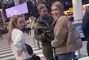 "Не верьте им!": мошенницы под видом беженок из Луганска просят деньги у военных в аэропорту