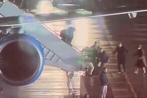 Вот что значит «жёсткая посадка»: во время визита Байдена в Польшу один из его сопровождающих кубарем скатился с трапа самолёта