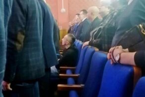 Депутат не встал во время исполнения гимна России и поплатился
