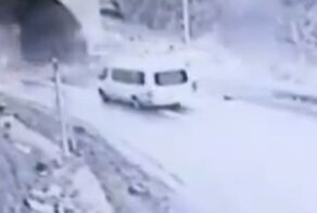 В Турции автобус попал под оползень