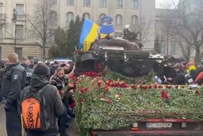 К подбитому русскому танку, установленному украинцами в Берлине, жители Германии несут цветы
