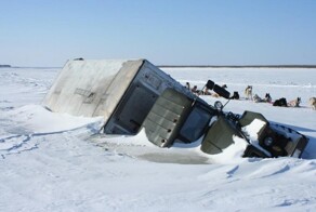 Каждый год одного-двух человек забирает Север. Водитель грузовика — о работе на зимниках Таймыра