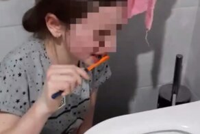 "Какие ты говорила слова?": услышав от дочери мат, родительница заставила её чистить зубы водой из унитаза