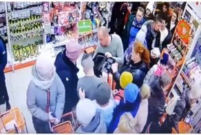 Битва при ящиках: покупатели чуть не подрались из-за товара по акции