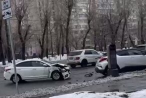 В Москве неадекватный водитель несколько раз протаранил заряжающийся электрокар