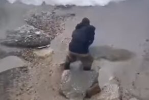 В Сочи странный мужчина несколько дней пытается что-то откопать на берегу Чёрного моря