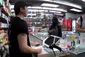 Грабитель решил обнести магазин, но встретился с отчаянным продавцом