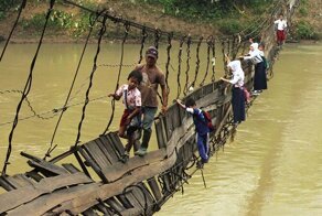 Дорога в школу с риском для жизни: удивительные фотографии со всего мира