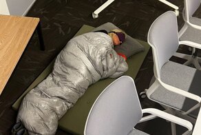 Илон Маск уволил менеджера Twitter, которая спала на полу в офисе из-за большой загруженности