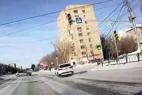 Авария дня. В Магнитогорске водитель BMW уходил от столкновения и влетел в пешеходов