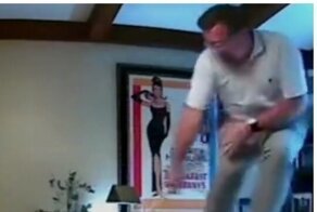 Белка заскочила в кабинет к мужику, а тот схватился за биту