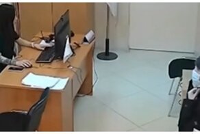 Странный клиент напугал сотрудницу страховой компании