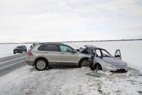 Авария дня. Приору выкинуло на встречную полосу