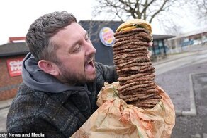 Любитель фастфуда заказал на день рождения не торт с 36 свечками, а бургер с 36 котлетами