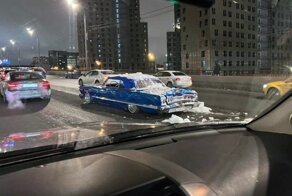 Раритетный кабриолет Chevrolet Impala 1974 года попал в ДТП в Москве