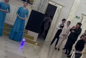 Задорные танцы официантов на торжественном мероприятии