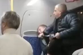 Мужчина подрался с шумными подростками в автобусе