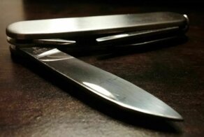 В Москве 17-летняя школьница после ссоры ударила ученика в спину ножом