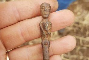 Англичанин нашел 2000-летнюю бронзовую статуэтку с огромным шарнирным фаллосом