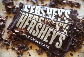 Американки оскорбились после поздравления с 8 марта от компании Hershey и призвали к бойкоту бренда