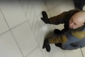 СК проверит травмпункт на Урале, где мужчина с травмой ноги полз к врачу на четвереньках