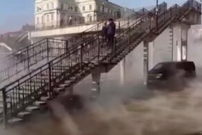 Во Владивостоке площадь в центре города залило кипятком