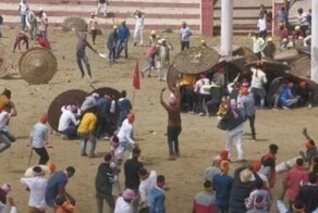 В Индии десятки верующих пострадали после религиозного бросания камней друг в друга