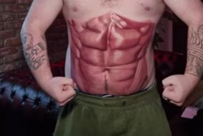 К пляжному сезону готов: британец набил себе «пресс» у татуировщика