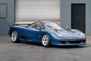 Jaguar XJR-15: первый в мире автомобиль с углепластиковым кузовом выставили на торги
