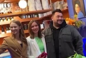 Сергей Жуков поздравил посетительниц кафе с 8 марта и спел для них песню