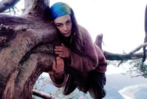 Невероятная история девушки, прожившей на дереве больше двух лет