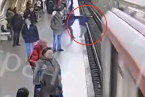 В московском метро мужчина столкнул подростка под поезд
