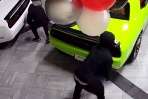 "Угнать за 60 секунд": в США грабители угнали шесть Dodge из автосалона всего за минуту, а потом разбили и потеряли