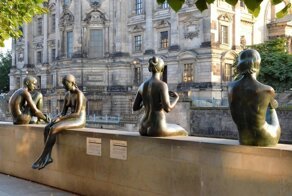 В Берлине женщинам разрешили купаться в фонтанах топлес, но мужчины вряд ли будут этому рады