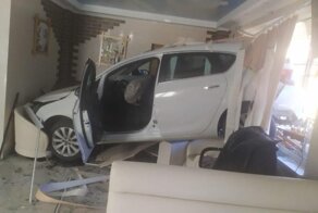 Авария дня. Женщина перепутала педали и влетела в окно дома