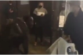 Дерзкий бомж ограбил курьера