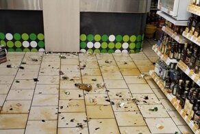 Снимала стресс: женщина разгромила стойку с алкоголем в магазине