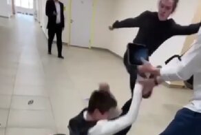 В столичной школе подростка избили прямо на глазах учителей