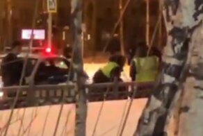 В Нижневартовске несколько человек устроили потасовку с сотрудниками ГИБДД